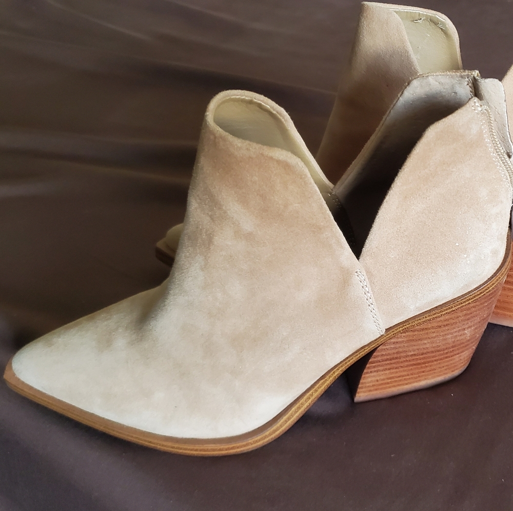 Boots - Picture 3 of 3